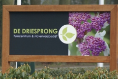 Naambord bij ingang tuincentrum en hoveniersbedrijf de Driesprong.